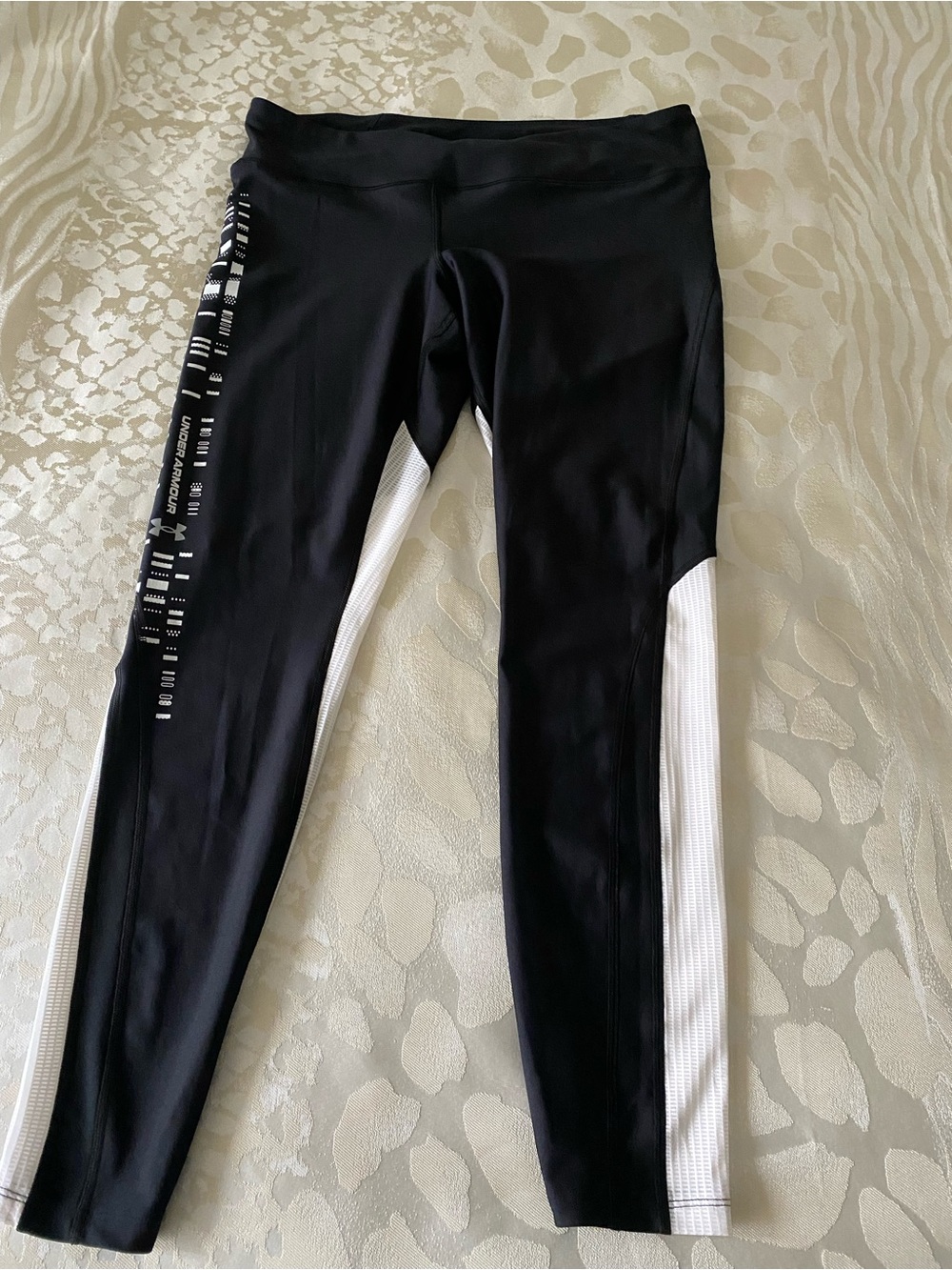 Under Armour Women's HeatGear
Mesh Panel Reflective Logo Workout
Leggings